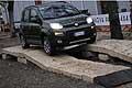 Fiat Panda 4x4 che attraversa lastre di cemento disconesse per testare la vettura su appoggio discontinuo su tre ruote