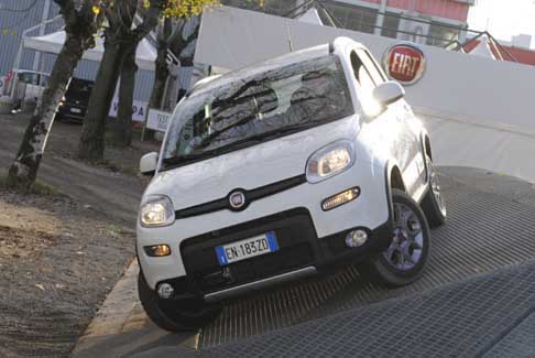 Fiat - Terst drive della Fiat Panda 4x4 primo ostacolo: una parete molto ripida dove la Fiat Panda 4x4 e salita con estrema facilit restando in posizione obliqua, grazie al giusto appoggio dei pneumatici 175/65 R15 84T M+S adatto ad ogni tipo di terreno