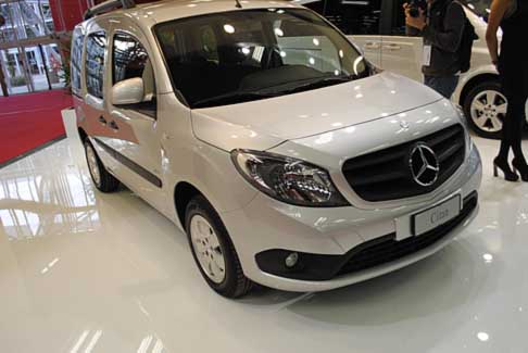 Mercedes - Mercedes-Benz Citan si distingue per elementi al sapore sportivo, come la forma trapezoidale della presa daria collocata nel paraurti che richiama gli stilemi del marchio adottati dalla nuova Classe A fino allActros