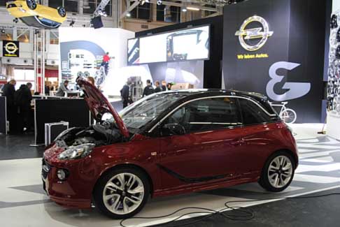Opel - Nello stand saranno presenti ben 9 ADAM con configurazioni completamente diverse, in modo da mostrare la versatilit delle soluzioni e degli equipaggiamenti della vettura e porre laccento sul design innovativo.