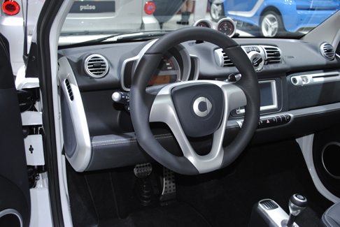 Smart - Smart Brabus edition justXclusive, tutti i modelli sono dotati di sedili in pelle con inserti in tessuto bianco nello schienale e cuciture bianche, volante sportivo a 3 razze con comandi del cambio integrati e cuciture bianche.
