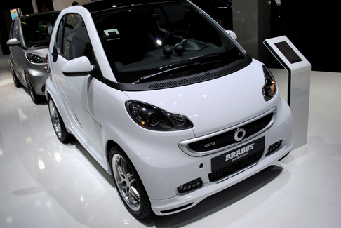 Smart - La vettura introduce una nuova livrea total white per cellula tridion e bodypanel.