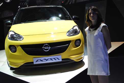 Opel - La SLAM, invece, si rivolge a coloro che sono sportivi perci ha un carattere pi deciso. La GLAM, infine,  una personalit pi raffinata ed elegante ed  quindi caratterizzata da colori ed interni pi caldi e ricercati.