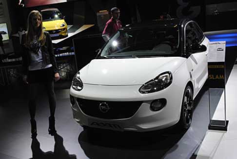 Opel - Al design innovativo ADAM affianca una qualit premium e tecnologia innovativa come il sistema IntelliLink, il Park Assist di nuova generazione e il sistema di rilevazione angolo cieco Side Blind Spot Alert. 