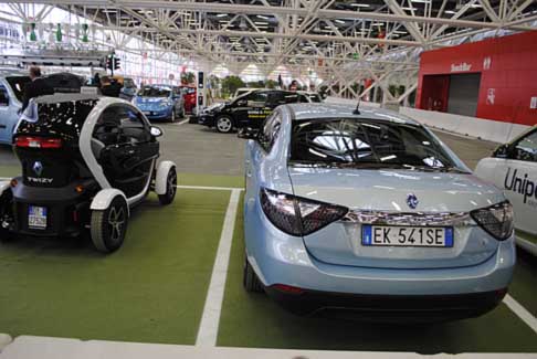 Nissan - Pista indoor Electric city per le prove di guida delle vetture elettriche al Salone di Bologna 2012