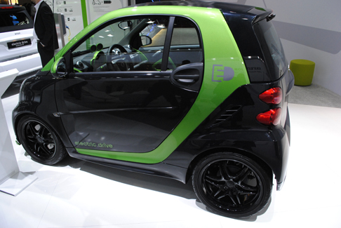 Smart - Presente nello stand anche la nuova Smart fortwo electric drive che inaugura una nuova era per i Clienti smart, che possono godere di un piacere di guida maggiore grazie ad una vettura compatta, a zero emissioni.