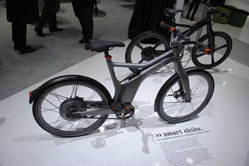 Smart - Versione portiva dell'ebike, la Smart BRABUS ebike, raggiunge una velocit di 45 km/h, offrendo un maggiore piacere di guida a zero emissioni.. 