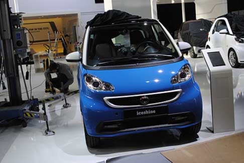 Smart - Disponibile in Italia in uninedita livrea azure blue, la Smart edition iceshine, la vettura appare curata nei minimi dettagli
