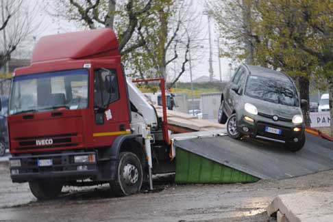 Fiat - Fiat Panda 4x4 salalita sul camion dpve si vede nella disceca lo stacco della ruota posteriore abbastanza vistosa