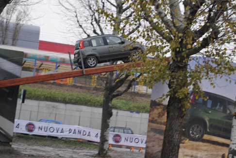 Fiat - Fiat Panda 4x4 grazie ad un cambio a sei marce con prima accorciata affronta la salita agevolmente, raggiungnto unaltezza di oltre 4 metri dal suolo per un sali e scendi continuo su due binari