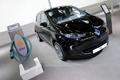 Renault Zoe auto elettrica nella versione definitiva commerciale di colore nero con la colonnina della ricarica al Motor Show 2012 di Bologna
