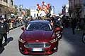 Ford Mondeo al Carnevale di Putignano e carri allegorici sullo sfondo