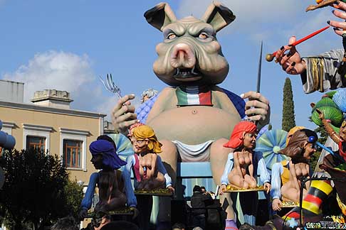 Carri allegorici Putignano 2015 - Carnevale di Putignano 2015 I sette vizzi capitali: Dieta Parlamentare con donne nude