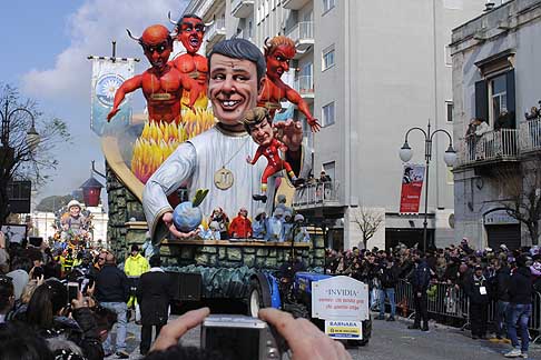 Carri allegorici Putignano 2015 - Carnevale di Putignano 2015 i 7 vizzi capitali: 4 posto ex equo Invidia ovvero: Chi Mostra Gode... Chi Guarda Crepa