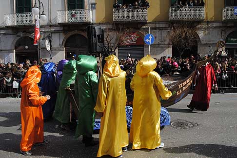Carri allegorici Putignano 2015 - Al Carnevale di Putignano I sette vizzi capitali, maschere, giullari e allegre brigate animano levento pi festaiolo della Puglia