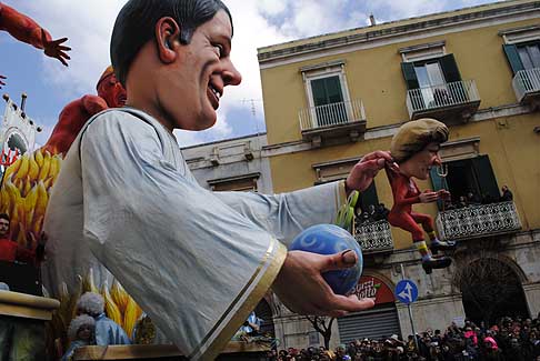 Carri allegorici Putignano 2015 - Carnevale di Putignano 2015 I sette vizzi capitali: caricatura di Mateo Renzi