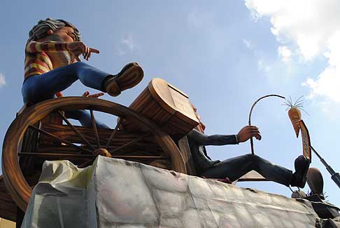 Carri allegorici Putignano 2015 - Carnevale di Putignano 2015 I sette vizzi capitali: Poco Ingombrante con Beppe Grillo e Silvio Berlusconi