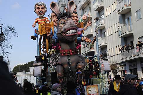 Carri allegorici Putignano 2015 - Carnevale di Putignano 2015 I sette vizzi capitali: questanno  stata ideata la Farinella Card dallomonima maschera Farinella simbolo del carnevale