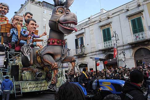 Carri allegorici Putignano 2015 - Carnevale di Putignano 2015 i Carri. Frutto della maestria dei cartapestai, i carri allegorici si basano sull'originalit, la raffinatezza, la delicatezza delle rifiniture