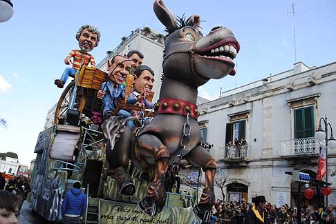 Carri allegorici Putignano 2015 - Carnevale di Putignano 2015 i 7 vizzi capitali: sul podio 3 posto Superbia - Poco ingombrante ma... Pesante, pesante, pesante