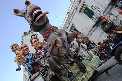 Carri allegorici Putignano 2015 - Carnevale di Putignano 2015 i carri allegorici ricchi di particolari che richiedono un lavoro minuzioso e impegnativo