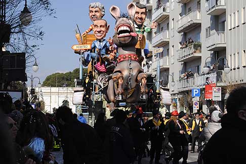 Carri allegorici Putignano 2015 - Carnevale di Putignano 2015 I sette vizzi capitali: Poco Ingombrante ma... Pesante, Pesante, Pesante