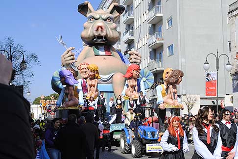 Carri allegorici Putignano 2015 - Carnevale di Putignano 2015 i 7 vizzi capitali: 4 posto ex equo Accidia - Dieta Parlamentare