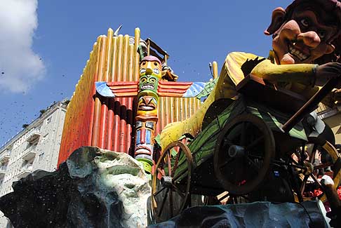 Carri allegorici Putignano 2015 - Carnevale di Putignano 2015 I sette vizzi capitali: se il vizio Vuoi Montar... Rischi di cascar: Totem