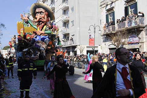 Carri allegorici Putignano 2015 - Carnevale di Putignano 2015 I sette vizzi capitali. Per la riuscita di ogni carro, sono Indispensabili, la cartapesta, una lavorazione molto antica