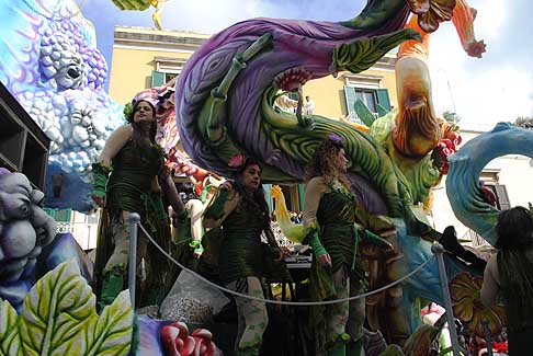 Carri allegorici Putignano 2015 - Carnevale di Putignano 2015 I sette vizzi capitali: Questanno gli appassionati di tecnologia, grazie al nuovo sistema in grado di dialogare con gli smartphone, hanno potuto ricevere informazioni live sui carri in concorso e votare il carro migliore