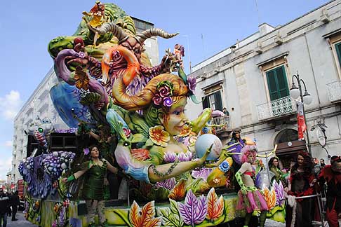 Carri allegorici Putignano 2015 - Carnevale di Putignano 2015 i 7 vizzi capitali: 4 posto ex equo Ira - Snaturata evoluzione