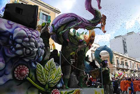 Carri allegorici Putignano 2015 - Carnevale di Putignano 2015 I sette vizzi capitali. Snaturata Evoluzione dettaglio e tanti coriandoli