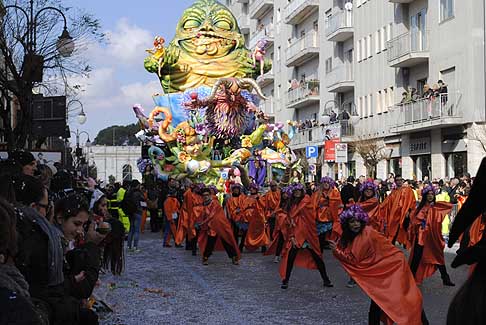 Carri allegorici Putignano 2015 - Carnevale di Putignano 2015 I sette vizzi capitali. Snaturata Evoluzione danze e musica
