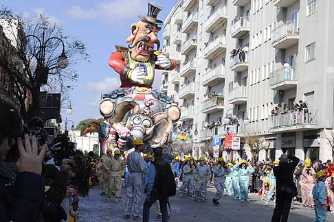 Carri allegorici Putignano 2015 - Carnevale di Putignano 2015 i 7 vizzi capitali: Carro vincitore 1 posto Avarizzia - The show must go on