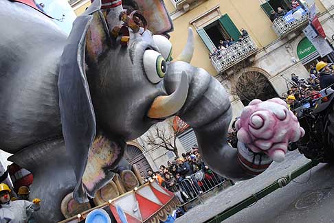 Carri allegorici Putignano 2015 - Carnevale di Putignano 2015 I sette vizzi capitali. The show must go on carro trainato dallelefantino