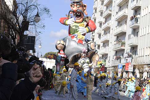 Carri allegorici Putignano 2015 - Carnevale di Putignano I sette vizzi capitali. Carro allegorico The show must go on