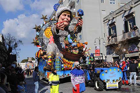 Carri allegorici Putignano 2015 - Carnevale di Putignano I sette vizzi capitali. Carro allegorico con Angela Merkel Cotti e Mangiati