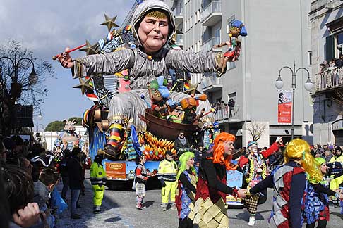 Carri allegorici Putignano 2015 - Carnevale di Putignano 2015 i 7 vizzi capitali: sul podio 2 posto Gola - la cucina della cancelliera tedesca Angela Merkel - Cotti e mangiati