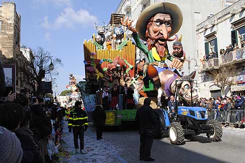 Carri Allegorici di Putignano - Carro allegorico Se il vizio Vuoi Montar... Rischi di cascar! al Carnevale di Putignano 2015