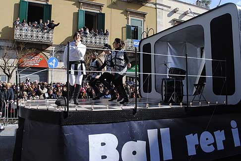 Carri allegorici Putignano 2015 - Carnevale di Putignano 2015 I sette vizzi capitali: Carro canzonissima
