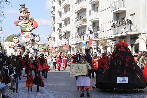 Carri allegorici Putignano 2015 - Carnevale di Putignano 2015 I sette vizzi capitali: da Peter Pan linvidia di Capitan Uncino