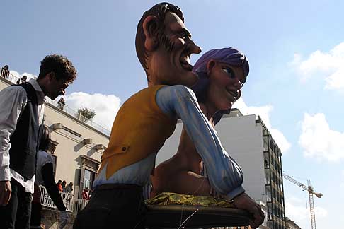 Carri allegorici Putignano 2015 - Carnevale di Putignano 2015 I sette vizzi capitali. Dieta Parlamentare politici e gnocche