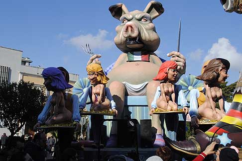 Carri allegorici Putignano 2015 - Carnevale di Putignano 2015 I sette vizzi capitali. Dieta Parlamentare con belle donne nude servite ai politici