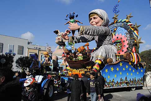 Carri allegorici Putignano 2015 - Carnevale di Putignano I sette vizzi capitali: feste in maschere, giullari e allegre brigate