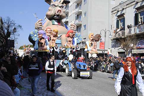 Carri Allegorici di Putignano - Lussuria - Dieta Parlamentare al Carnevale di Putignano 2015