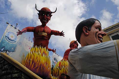 Carri allegorici Putignano 2015 - Carnevale di Putignano 2015 I sette vizzi capitali: Mateo Renzi e i sui diavoli di carnevale