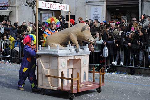 Carri allegorici Putignano 2015 - Carnevale di Putignano 2015 I sette vizzi capitali palazzo Madama: I comodi porci