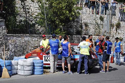 Coppa Selva di Fasano 2015 - Sempre sulla stessa curva  andata ancora peggio per la Renault 5 GT di Salonna Cosimo, che a preso in pieno le barriere di protezione impattando la vettura sul muretto a secco