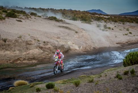 Dakar 2016 Argentina - Bolivia - Intervista a Paulo Goncalves si ferma per aiutare Walkner che era caduto