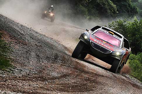 3^ tappa Rally - Dakar 2016 con la Peugeot 2008 Dakar del pluri campione Peterhansel dietro un Quads in gara per la 3^ tappa